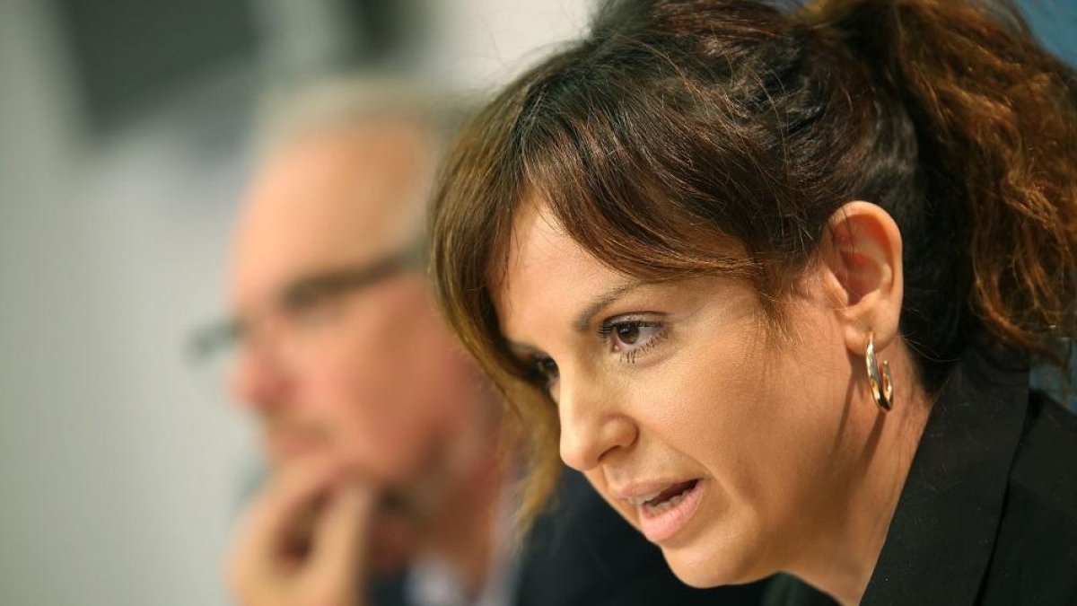 secretaria general del Grupo Parlamentario Socialista, Patricia Gómez, y el coordinador de Hacienda, José Francisco Martín, informan del 