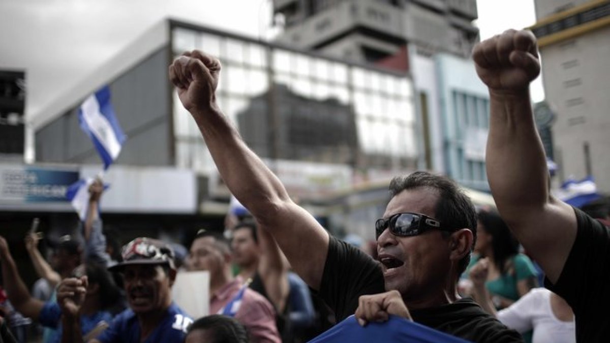 Miles de nicaragüenses se concentraron en el parque La Democracia en el centro de San José para levantar la voz y apoyar a sus compatriotas que están luchando por la libertad.-EFE