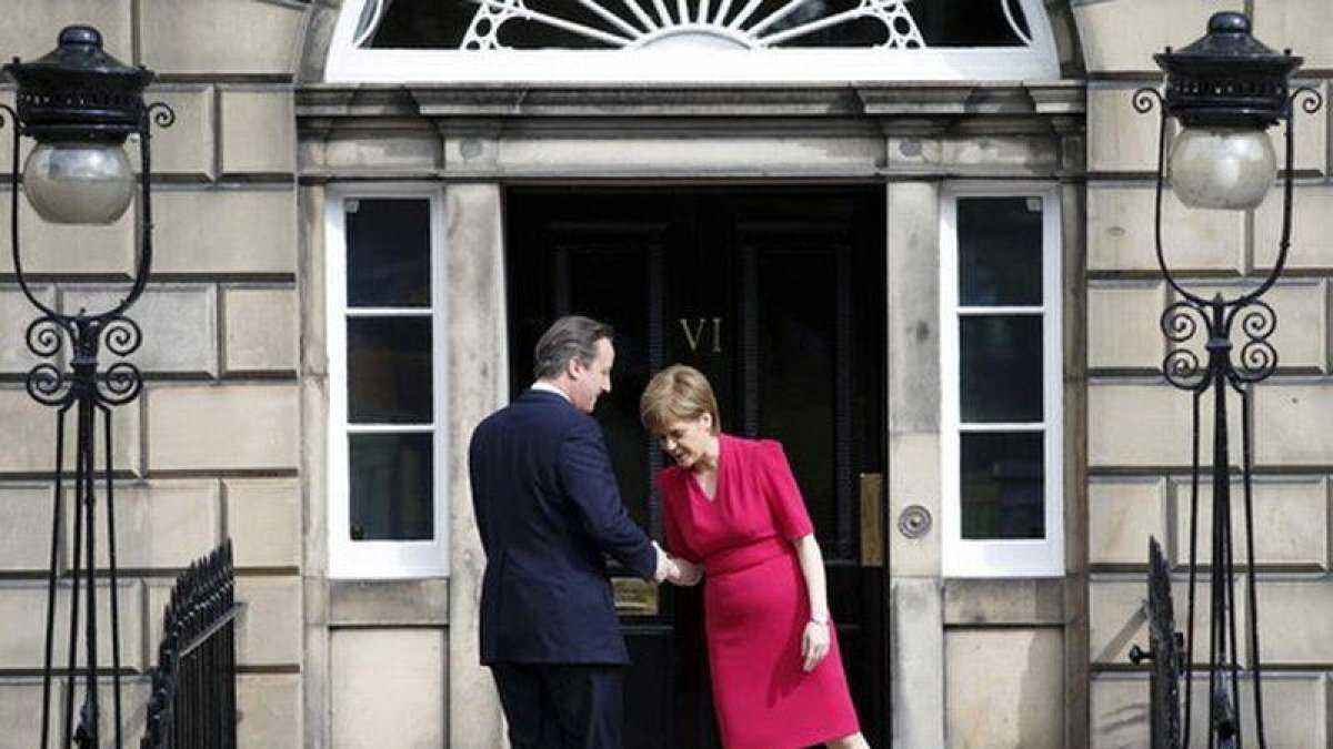 El primer ministro británico David Cameron y la líder del SNP Nicola Sturgeon se reúnen por primera vez desde las elecciones generales en el Reino Unido.-Foto: EFE / ROBERT PERRY