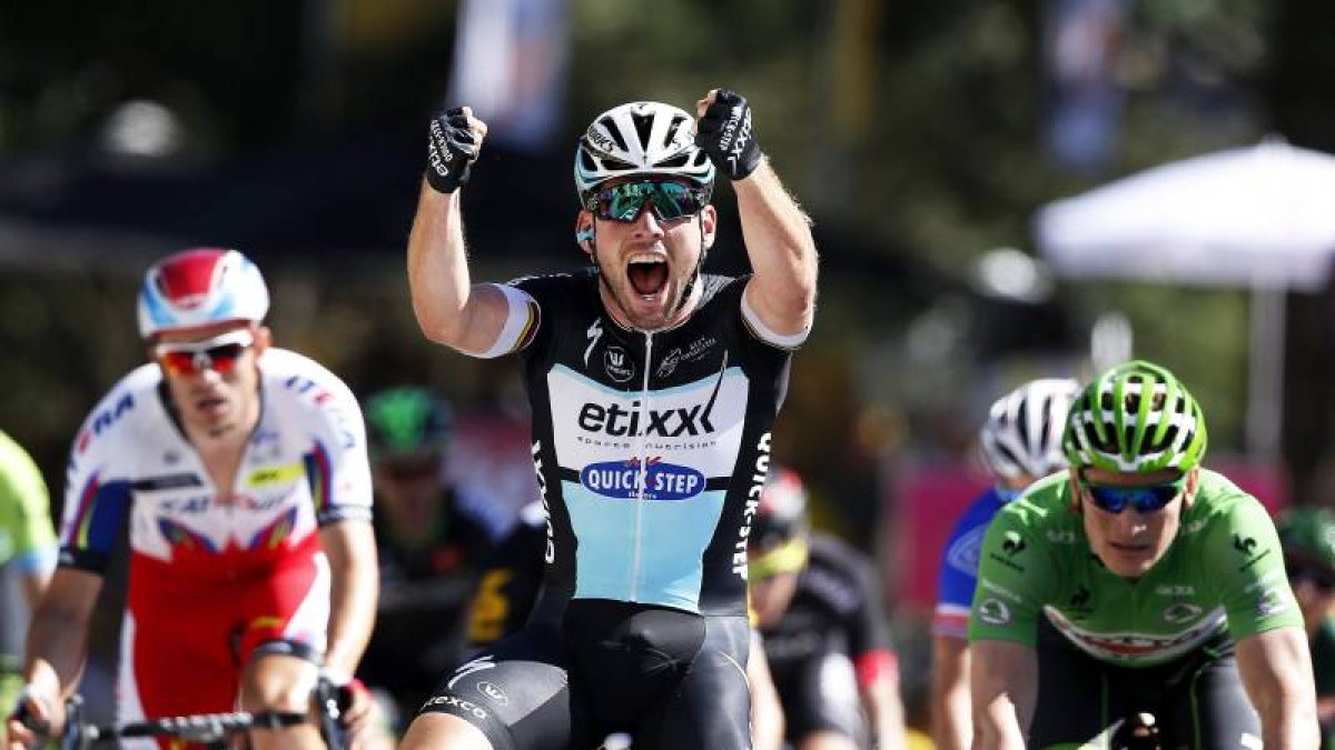 El ciclista británico Mark Cavendish (c) del equipo Etixx Quick Step se impone en la séptima etapa de la 102º edición del Tour de Francia, una carrera de 190.5km entre Livarot y Fougeres, en Francia, hoy, 10 de julio de 2015, por delante del alemán André -Foto: EFE