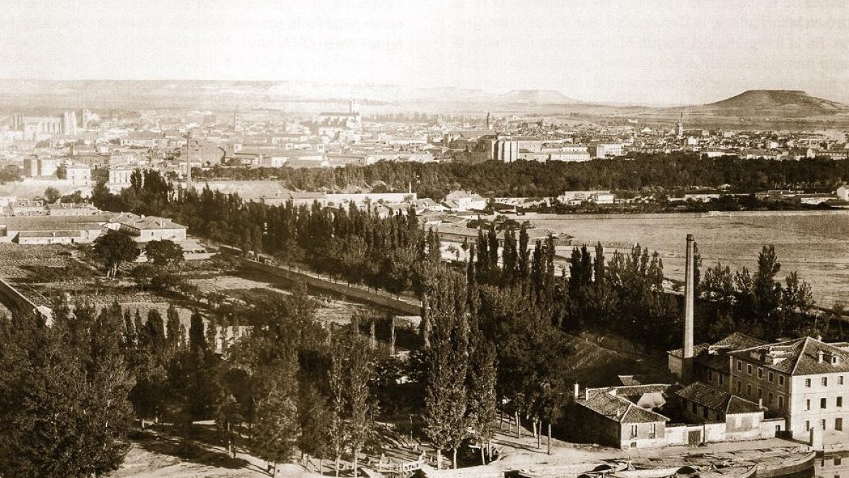 Valladolid desde la Maruquesa, donde tiene el abuelo de Umbral su puesto de consumero.-E.M.