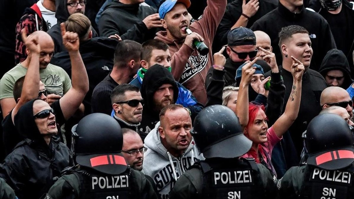 Manifestantes neonazis se encaran con la policía en Chemnitz. /-FILIP SINGER