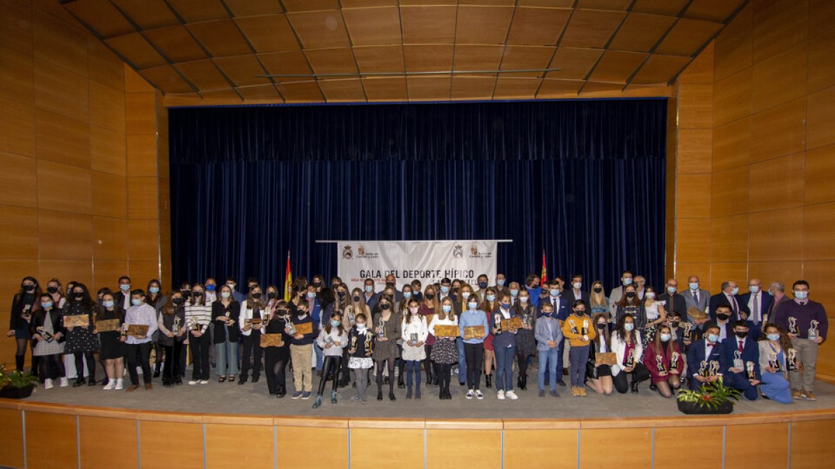 Foto de familia de los galardonados en la Gala Hípica. / M.A.