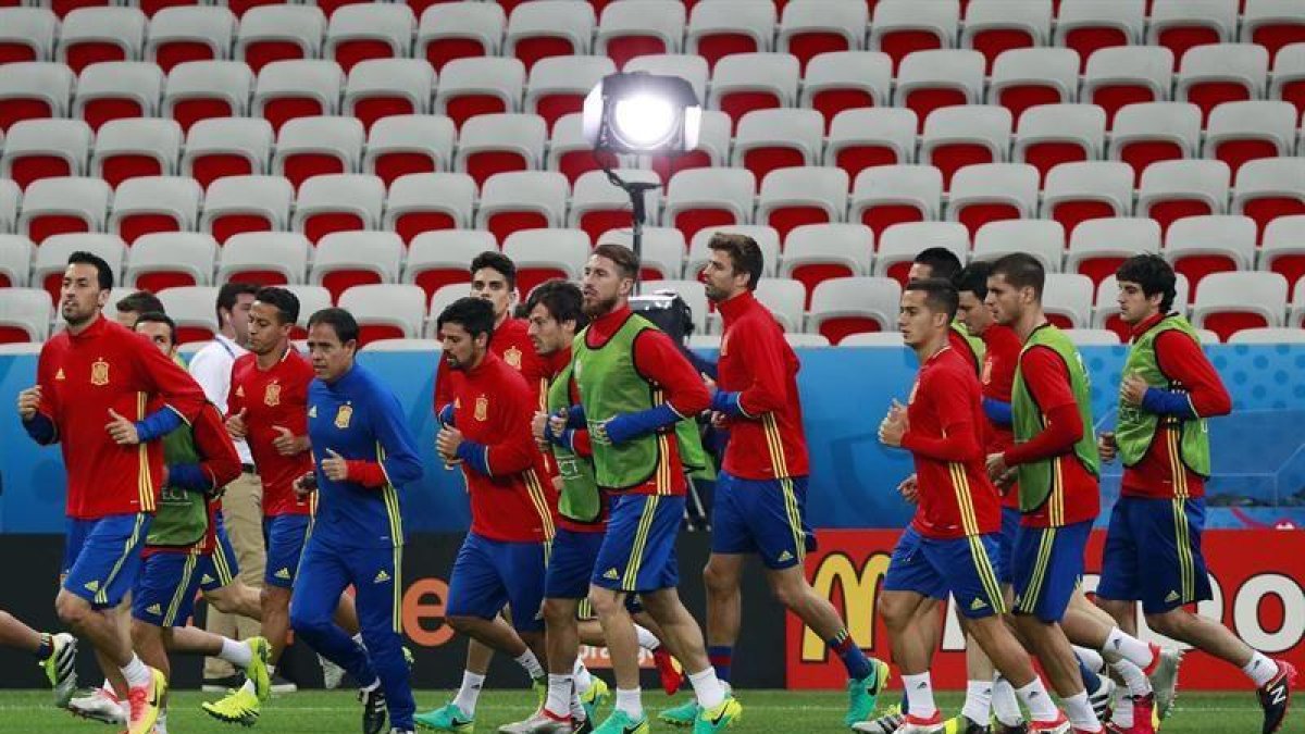 Los jugadores de la selección española, durante el entrenamiento de ayer en el estadio Allianz Riviera con motivo del encuentro de la primera fase de la Eurocopa 2016 que les enfrenta hoy a Turquía-EFE/JuanJo Martín