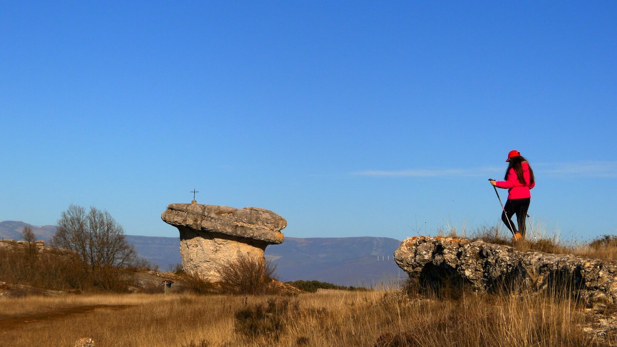 Una montañera disfruta del paisaje encantado de Las Tuerces. / I.M.