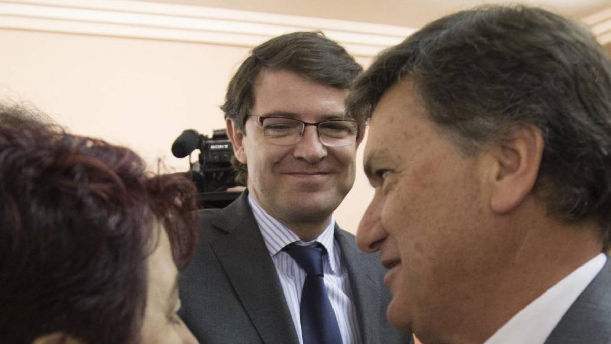 El candidato del PP a la Diputación de Segovia, Francisco Vázquez (D), toma posesión de su cargo como presidente de la Diputación de Segovia. En la imagen junto con la alcaldesa de Segovia, Clara Luquero, y el alcalde de Salamanca, Alfonso Fernández Mañue-ICAL