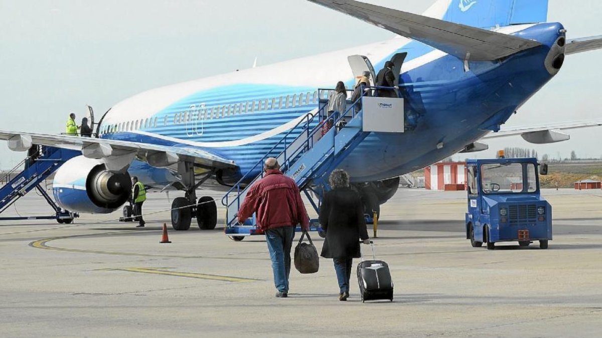 Un grupo de pasajeros sube a un avión en el aeropuerto de Villanubla.-ICAL