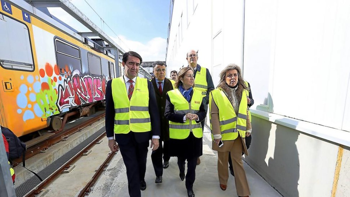 Suárez-Quiñones y Pastor (c) en la visita que la ministra cursó en marzo a los talleres y en la que anunció el traslado en  junio.-ICAL