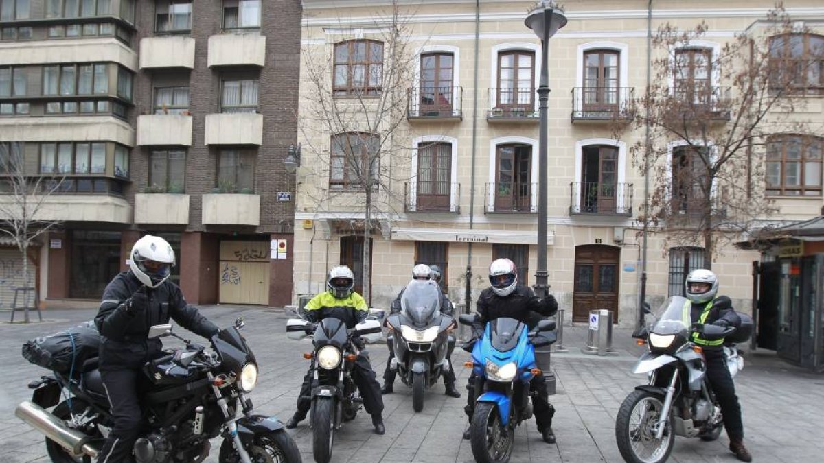 Algunos moteros de Asturias antes de iniciar el viaje de regreso-J.M.Lostau