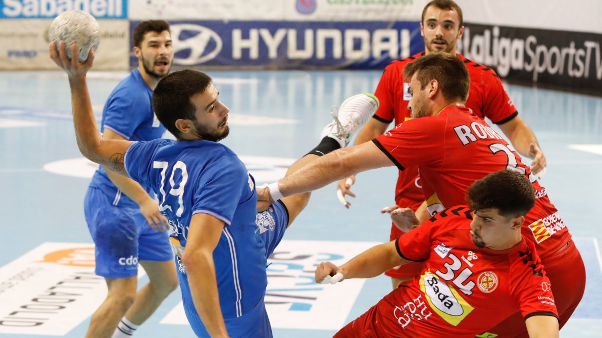 Miguel Martínez trata de lanzar a portería en el choque ante Huesca. / J. M. LOSTAU