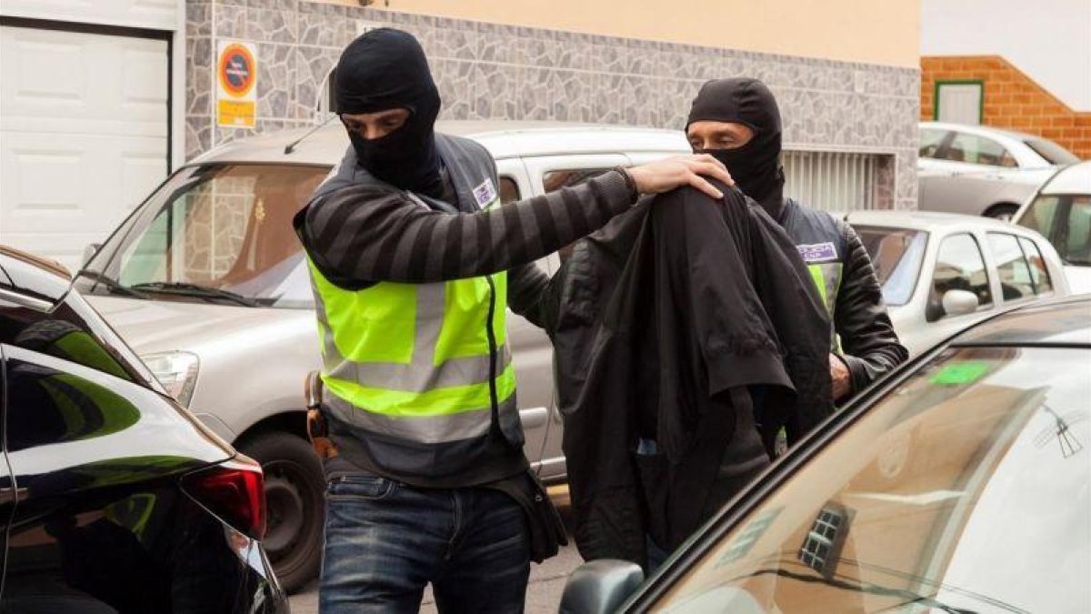 Agentes de la Policía Nacional detienen a un individuo relacionado con una red yihadista en Tenerife.-RAMÓN DE LA ROCHA / EFE