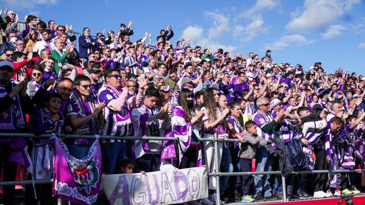 Afición del Real Valladolid en Miranda. / RV. / I. SOLA