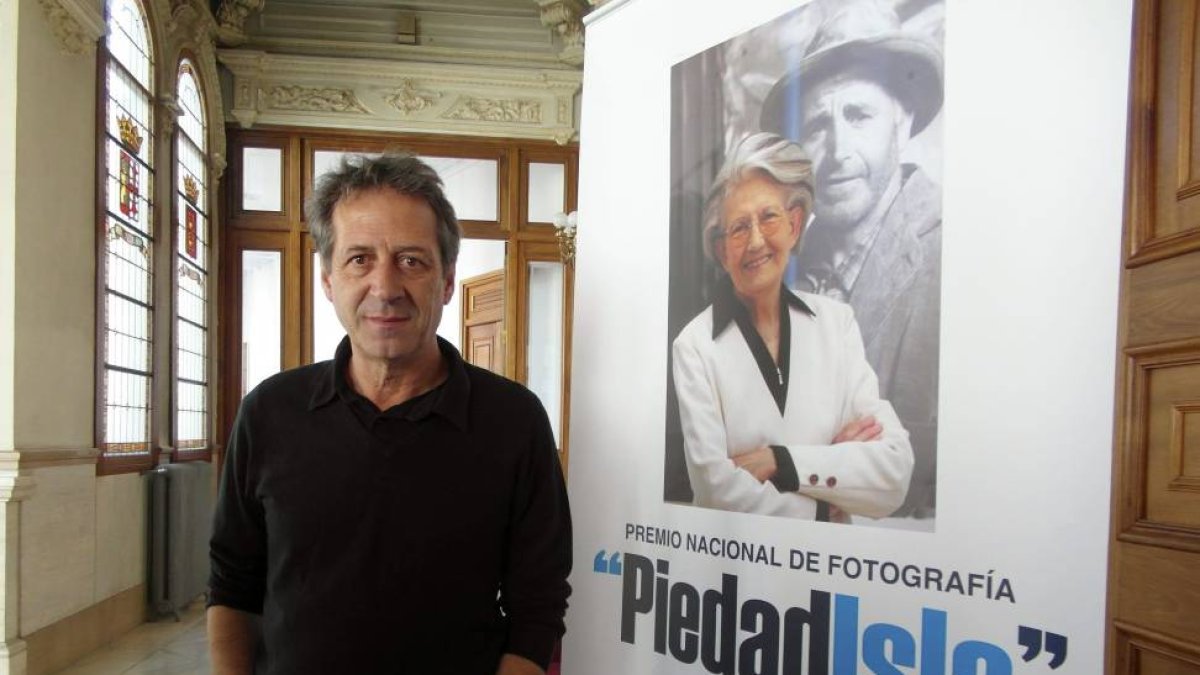 El fotógrafo madrileño Chema Madoz antes de recibir el V Premio Nacional de Fotografía Piedad Isla-Efe