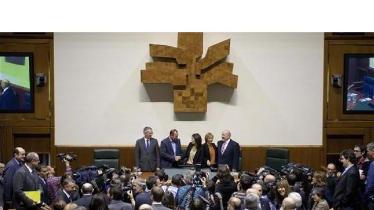 El próximo Parlamento vasco necesitaría del acuerdo de tres fuerzas políticas para poder alcanzar la mayoría absoluta.-EFE / ADRIÁN RUIZ DE HIERRO