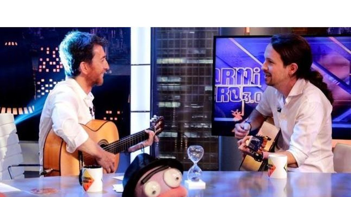 Pablo Iglesias, tocando la guitarra y cantando con Pablo Motos en 'El hormiguero'.-ATRESMEDIA