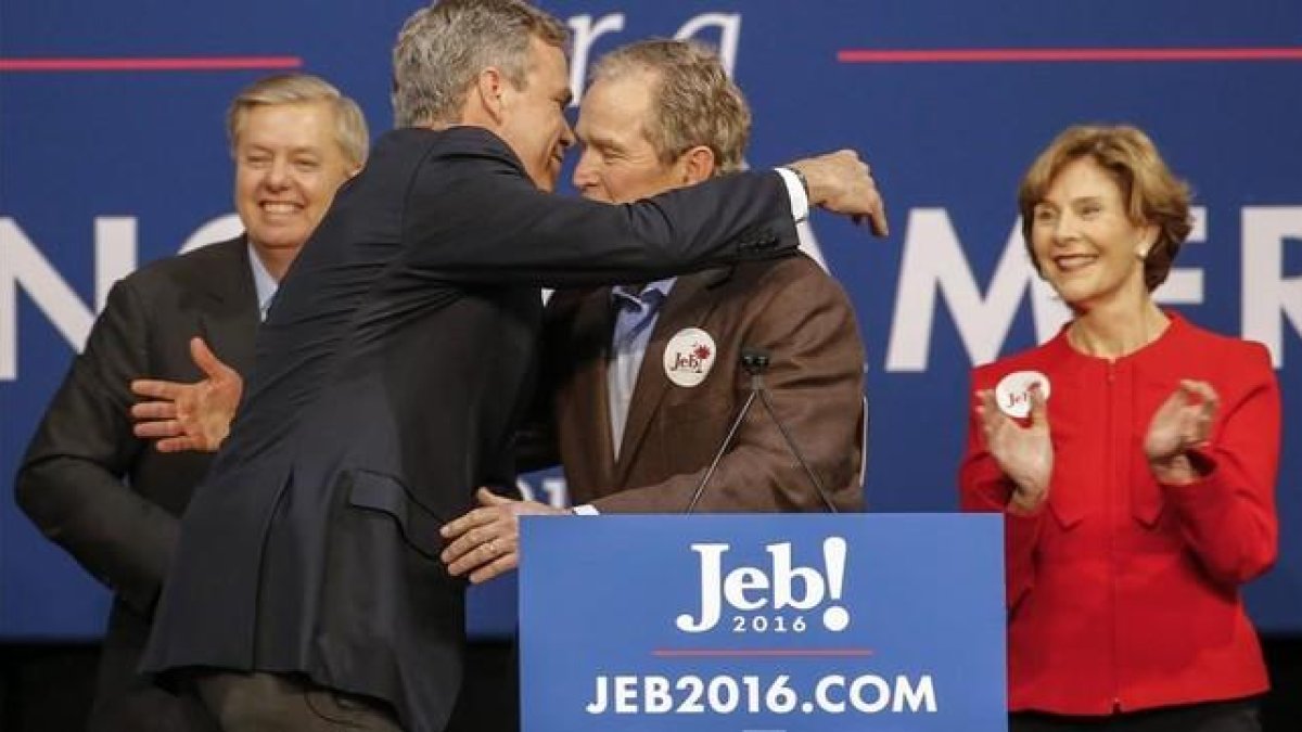 Jeb y George Bush, en un acto de la campaña del primero cuando era candidato.-EFE / ERIK S. LESSER