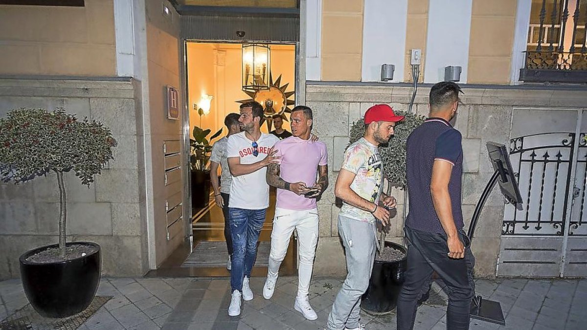 Guitián, De Tomás, Jose y Álex Pérez (de espaldas) abandonan la reunión.-PABLO REQUEJO (PHOTOGENIC)
