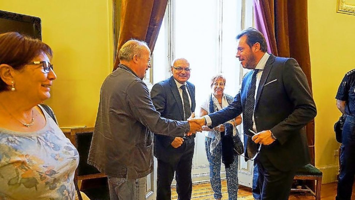 El alcalde saluda al representante de la Coordinadora, Luis Ocampo, en presencia del subdelegado del Gobierno.-E.M.