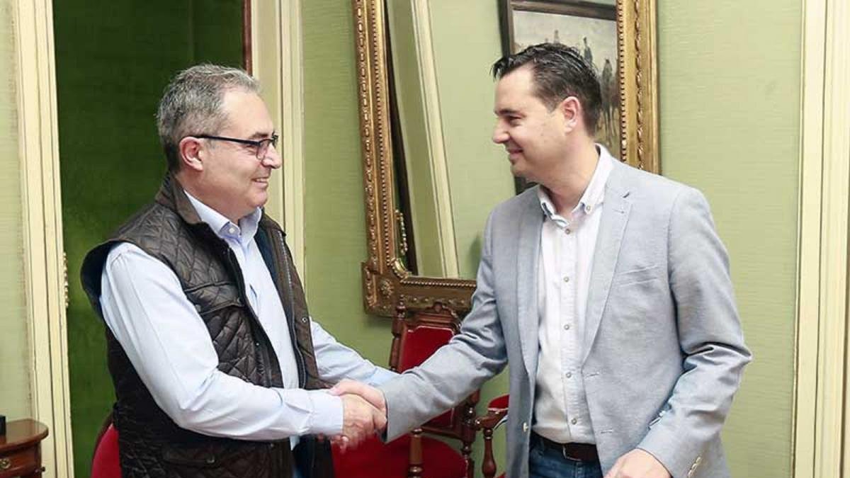 Ángel Martín y el alcalde Daniel de la Rosa se saludan instantes antes de la reunión.-RAÚL G. OCHOA