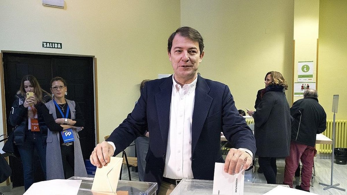 Alfonso Fernández Mañueco, presidente del PP, votando ayer en Salamanca.-ICAL