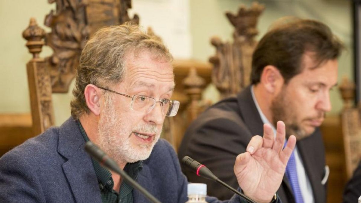 Manuel Saravia y Óscar Puente, en un momento del pleno del Ayuntamiento de Valladolid-M. Á. SANTOS (PHOTOGENIC)
