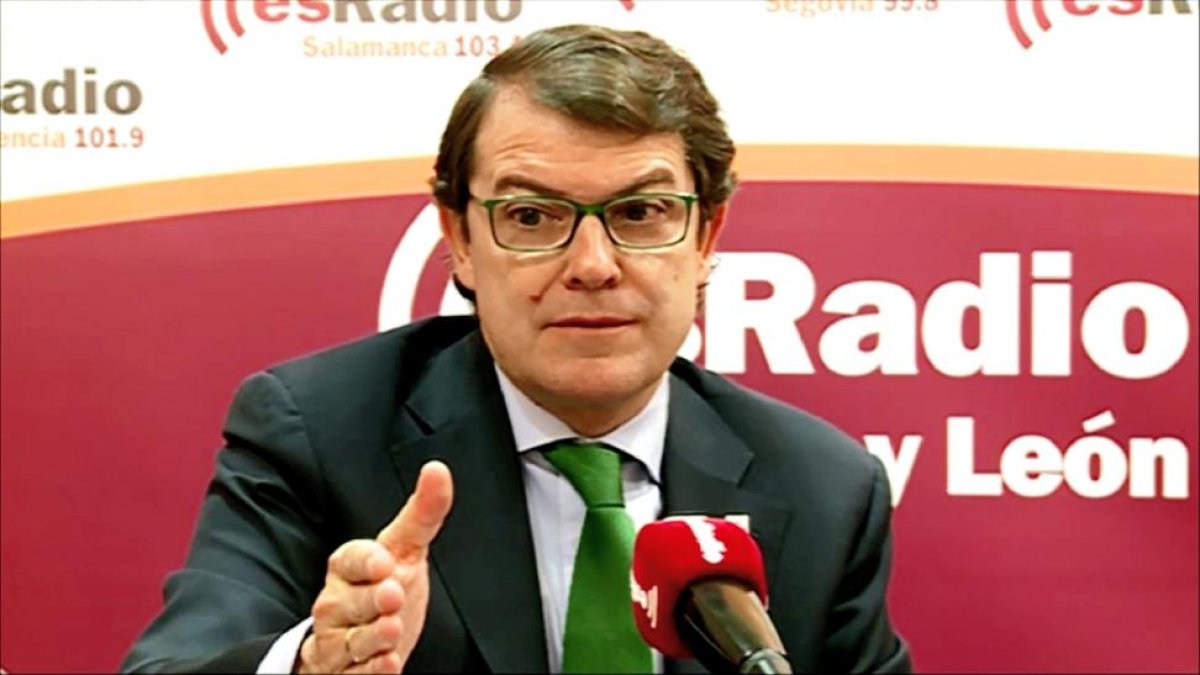 Alfonso Fernández Mañueco, en un momento de la entrevista en EsRadio Castilla y León.-E. M.