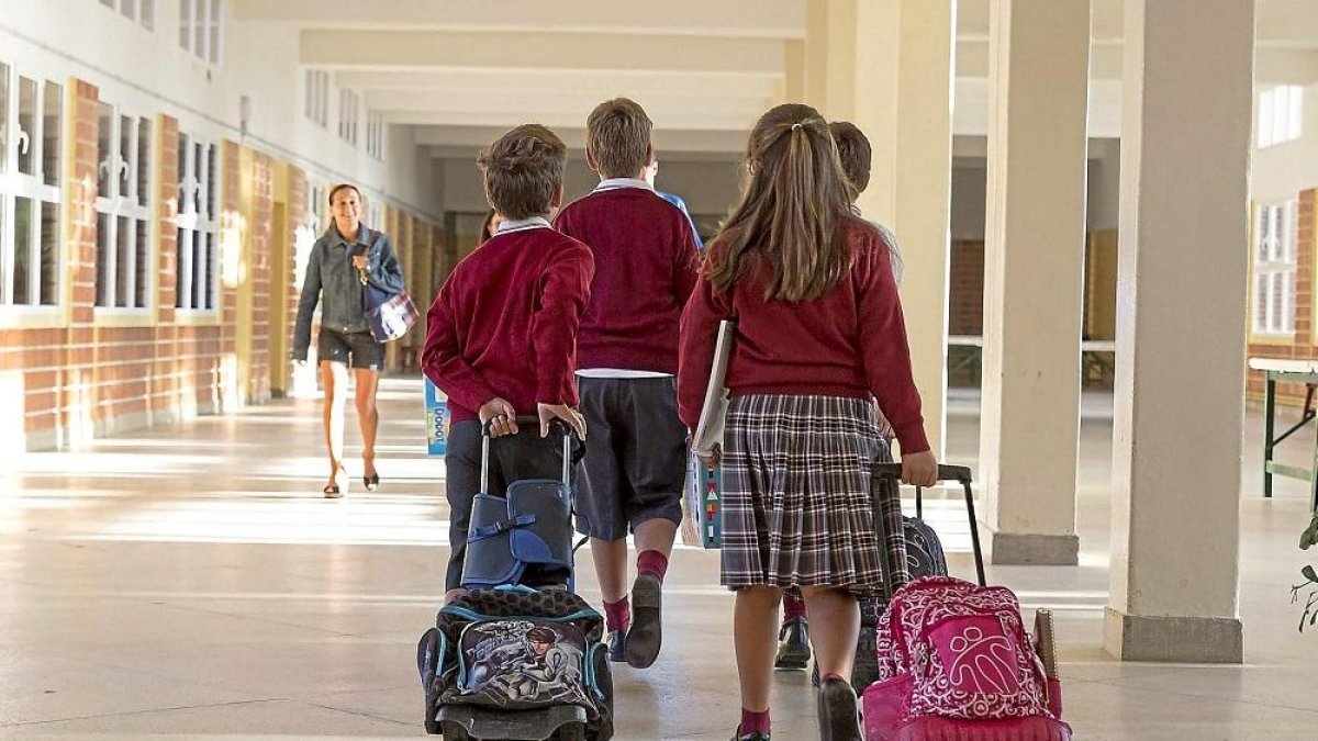 Estudiantes en su primer día de clase.-MIGUEL ÁNGEL SANTOS