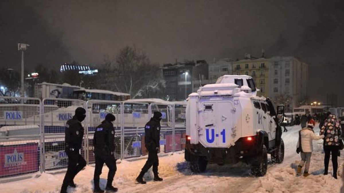 Agentes de policía despleados en la plaza Taksim.-EFE / DENIZ TOPRAK / EFE