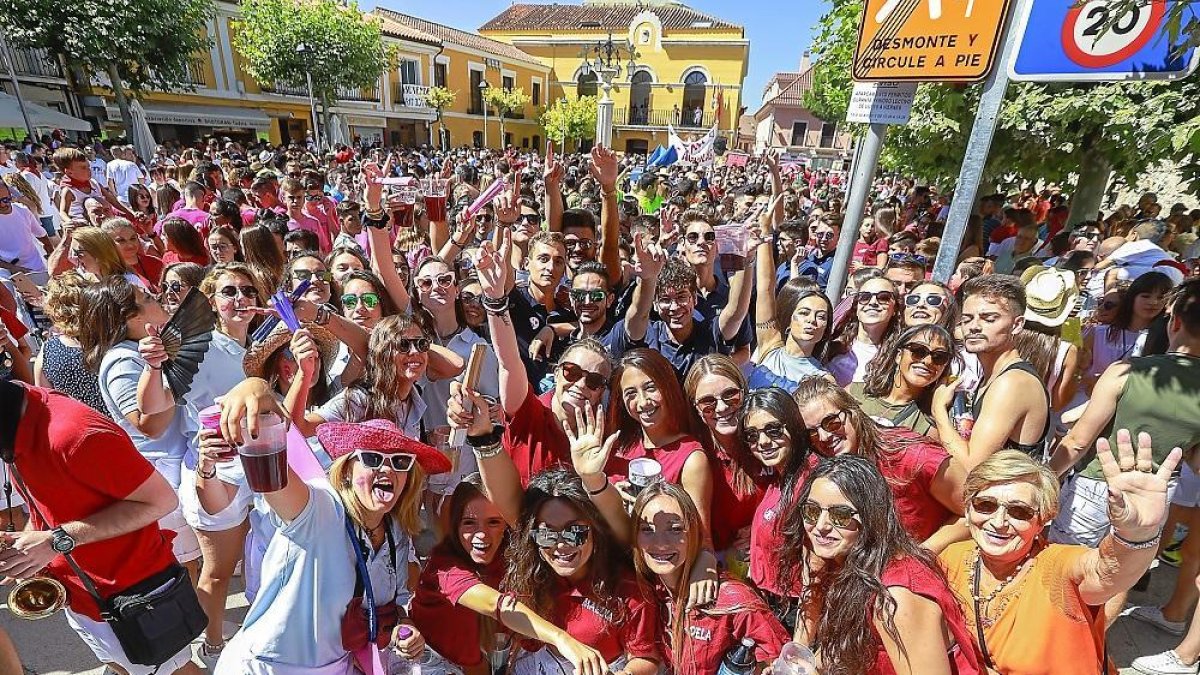 Peñistas y vecinos de Tudela dan la bienvenida a las fiestas.-J. M. LOSTAU