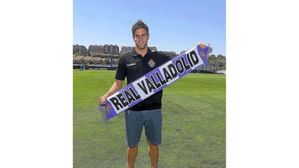 Hervías, durante su presentación como blanquivioleta en verano de 2017.-D.V.