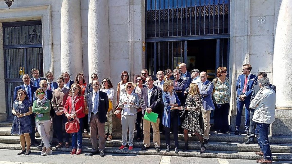 Jueces y fiscales en la concentración que realizaron ayer a mediodía en la puerta del Palacio de Justicia.-E. M.