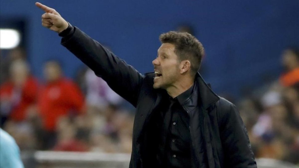 Diego Pablo Simeone, durante el partido contra el Villarreal en el Vicente Calderón.-EFE / JUANJO MARTÍN