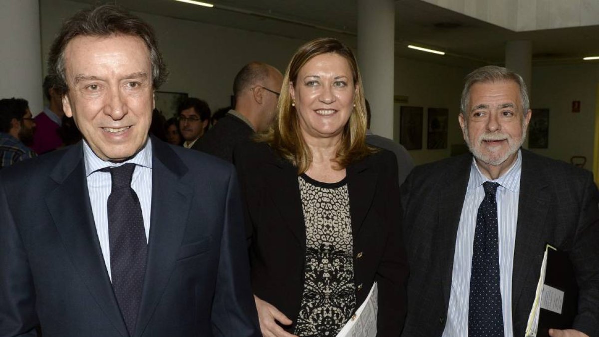 Los consejeros de la Presidencia y de Hacienda de la Junta de Castilla y León, José Antonio de Santiago-Juárez (i) y Pilar del Olmo (c), y el secretario de Estado de Administraciones Públicas, Antonio Beteta (d)-Nacho Gallego