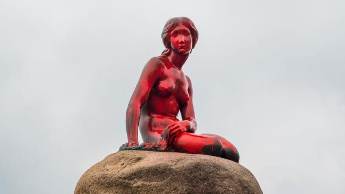 La sirenita, pintada de rojo.-REUTERS