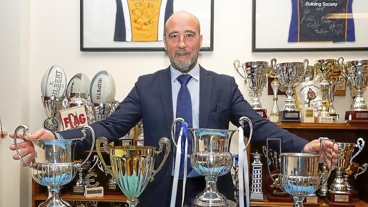 José María Valentín-Gamazo, presidente del VRAC Quesos Entrepinares, posa con las cuatro copas ganadas esta pasada temporada.-J. M. LOSTAU