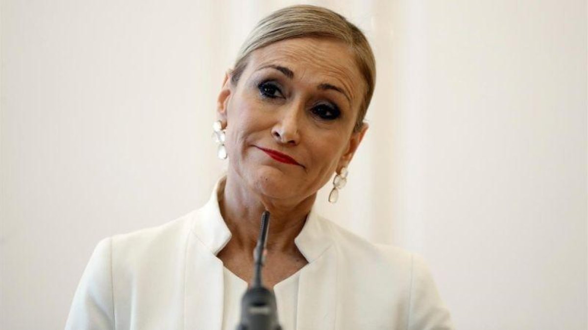 Cristina Cifuentes durante la rueda de prensa ofrecida hoy en la que ha anunciado su dimisión.-EMILIO NARANJO (EFE)