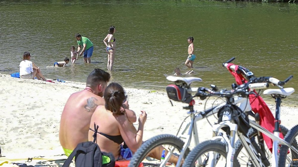 Los vallisoletanos disfrutan de las altas temperaturas del fin de semana en la playa de las Moreras.-J.M. LOSTAU