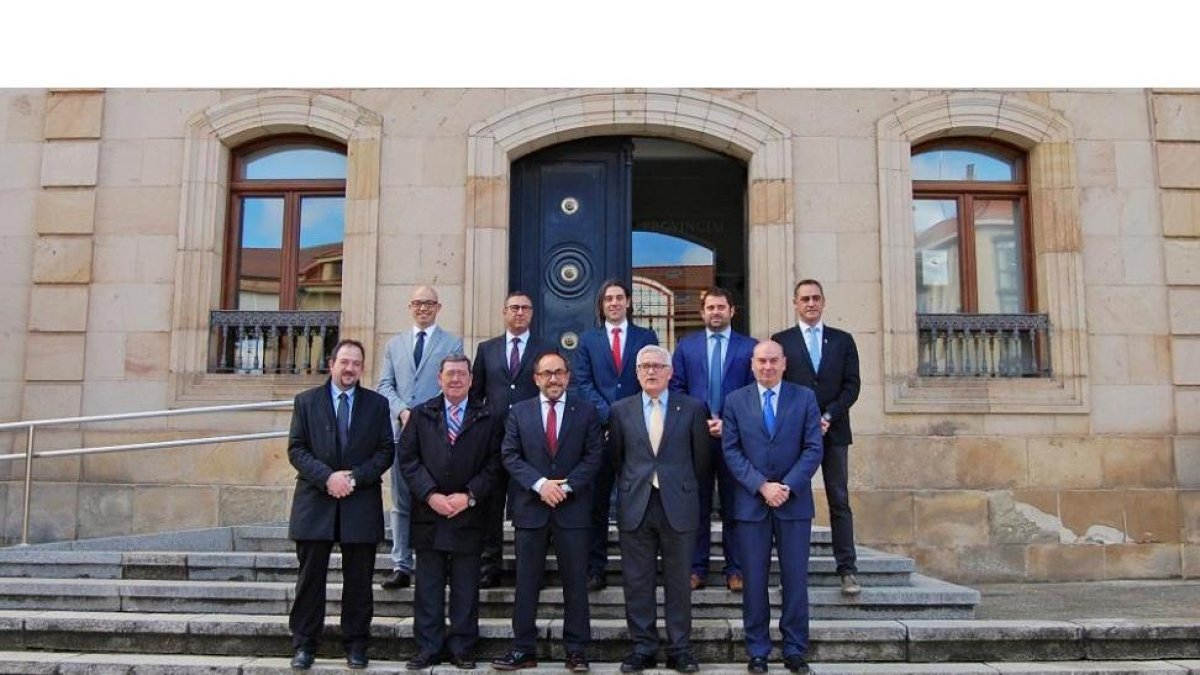 Presidentes y diputados provinciales de Soria, Guadalajara, Teruel, Burgos, Alicante, Zaragoza y Castellón, ayer en Soria.-HDS