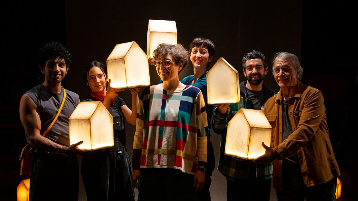 Miranda, con el elenco de 'Casa'. | TCBP
