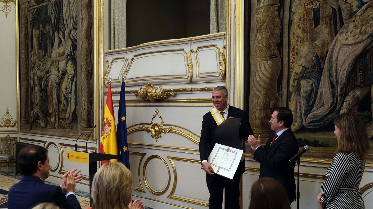 José Vicente de los Mozos recibiendo la Gran Cruz de la Orden de Isabel la Católica.- ICAL