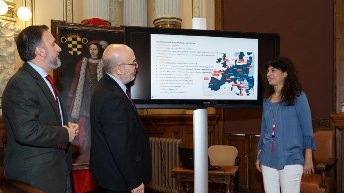 Juan González Posada y Ana Redondo junto al mapa que muestra los países participantes en CreArt-C.A.