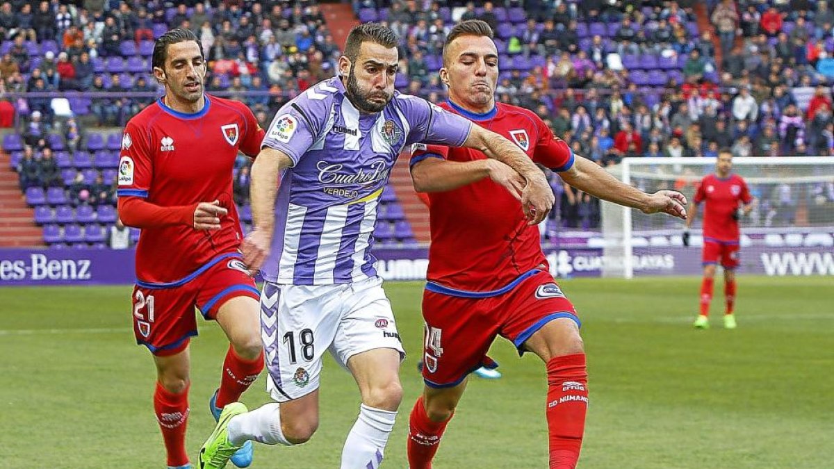 Antoñito avanza con el balón por su banda, ante el Numancia.-J.M. LOSTAU