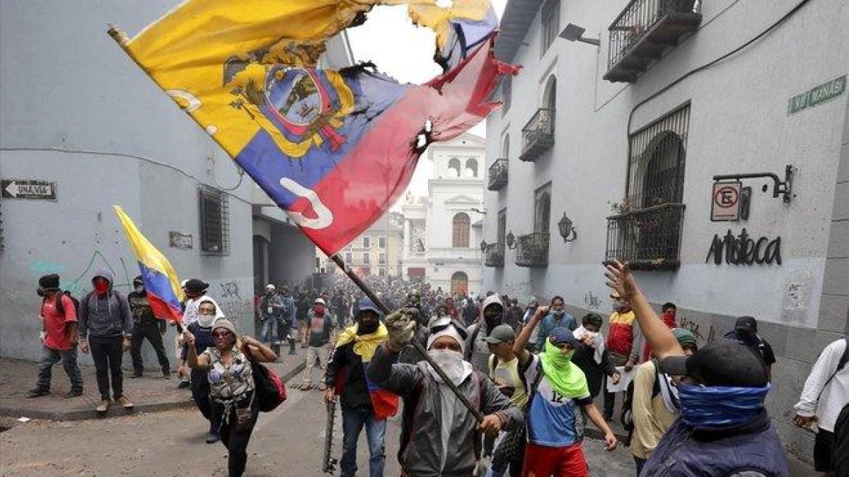 Manifestantes protestan contra el presidente Lenin Moreno y sus políticas económicas durante una marcha en Quito.-CARLOS NORIEGA (AP)