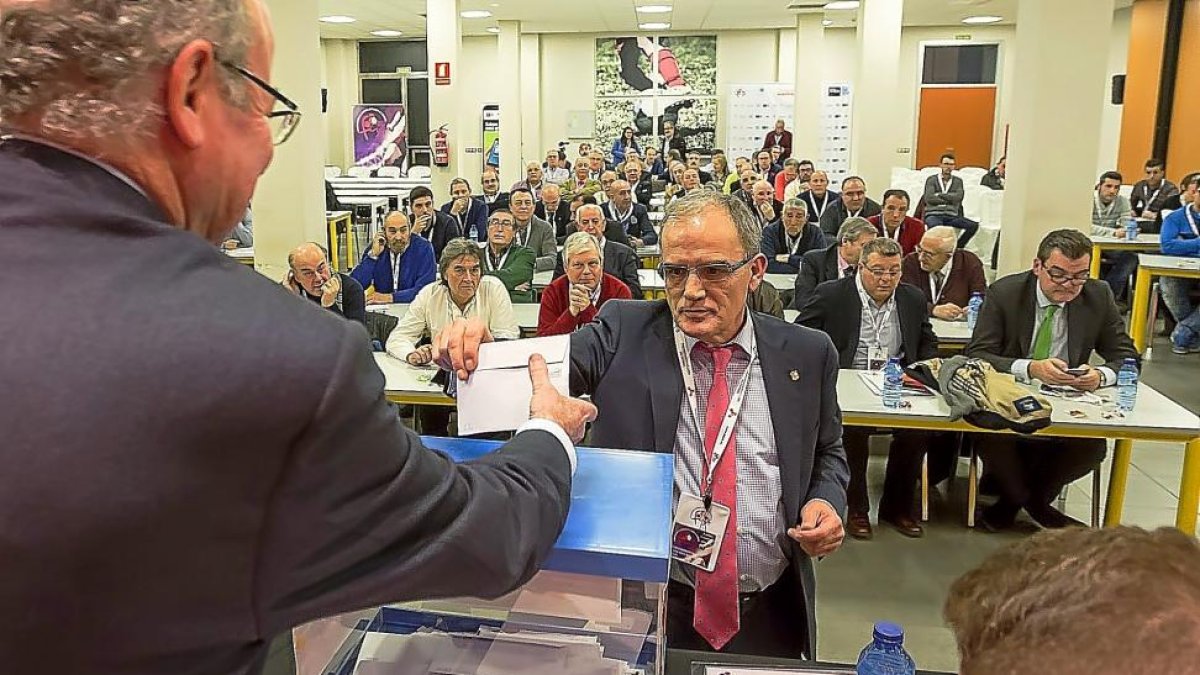 El presidente de la Federación de Fútbol de Castilla y León, Marcelino Maté, durante una Asamblea.-E.M.