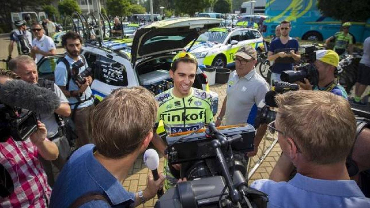 Contador habla a la prensa antes del entrenamiento del Tinkoff.-Foto:   EFE / JEROEN JUMELET