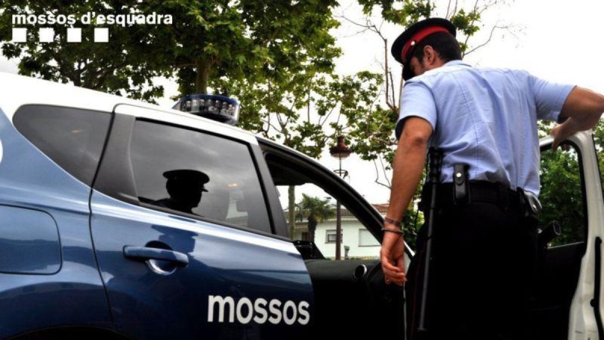 Una patrulla de los Mossos dEsquadra, en una imagen de archivo.-EL PERIÓDICO