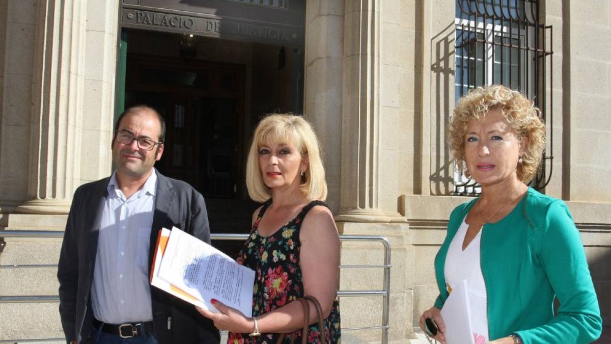 El coordinador provincial de Ciudadanos, Juan Cruz Vidal, la portavoz de Ciudadanos del Ayuntamiento de Venta de Baños, Milagros Bodero y la miembro de Ciudadanos,Rosa María Camino.-ICAL