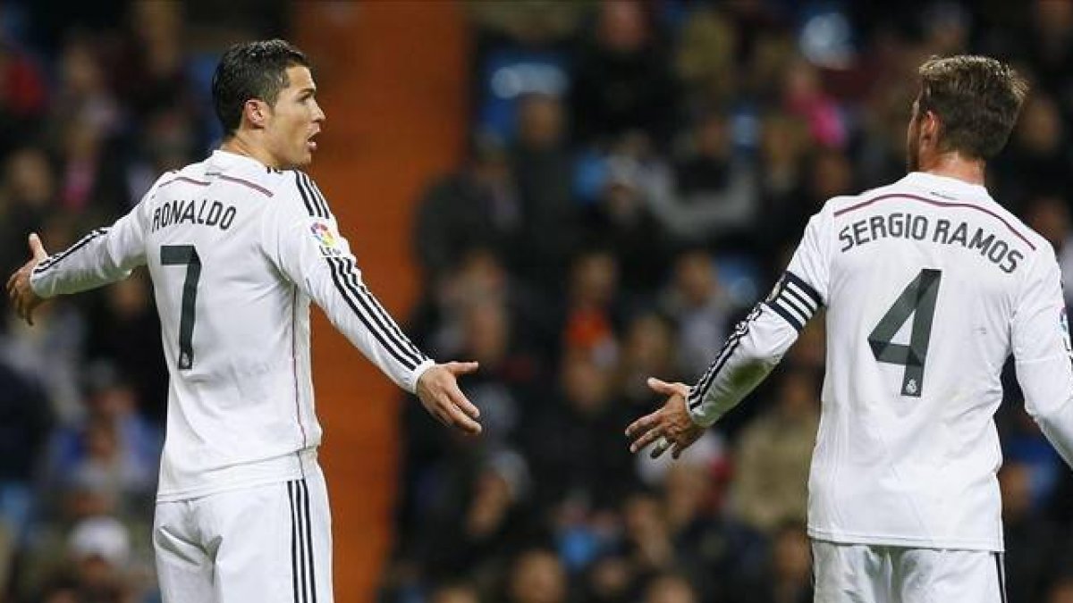 Cristiano y Sergio Ramos, en el partido ante el Levante en el Bernabéu.-Foto: EFE / JUANJO MARTÍN