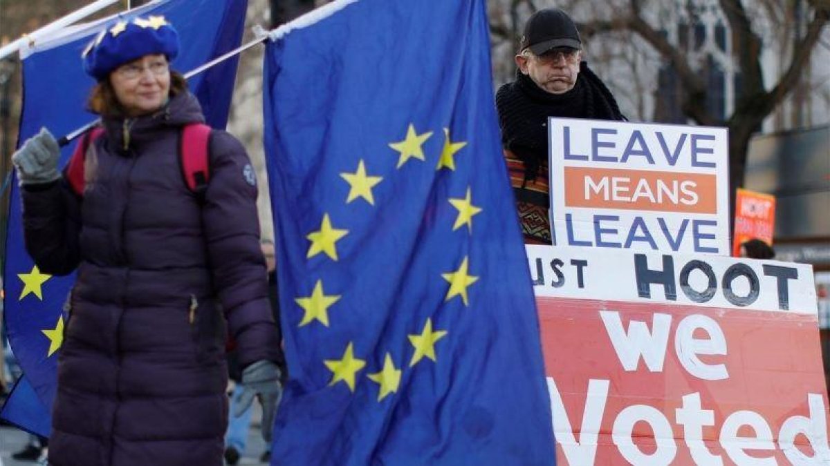 Una activista anti-brexit exhibe una bandera europea junto a un partidario de abandonar la UE en Londres.-AFP / TOLGA AKMEN