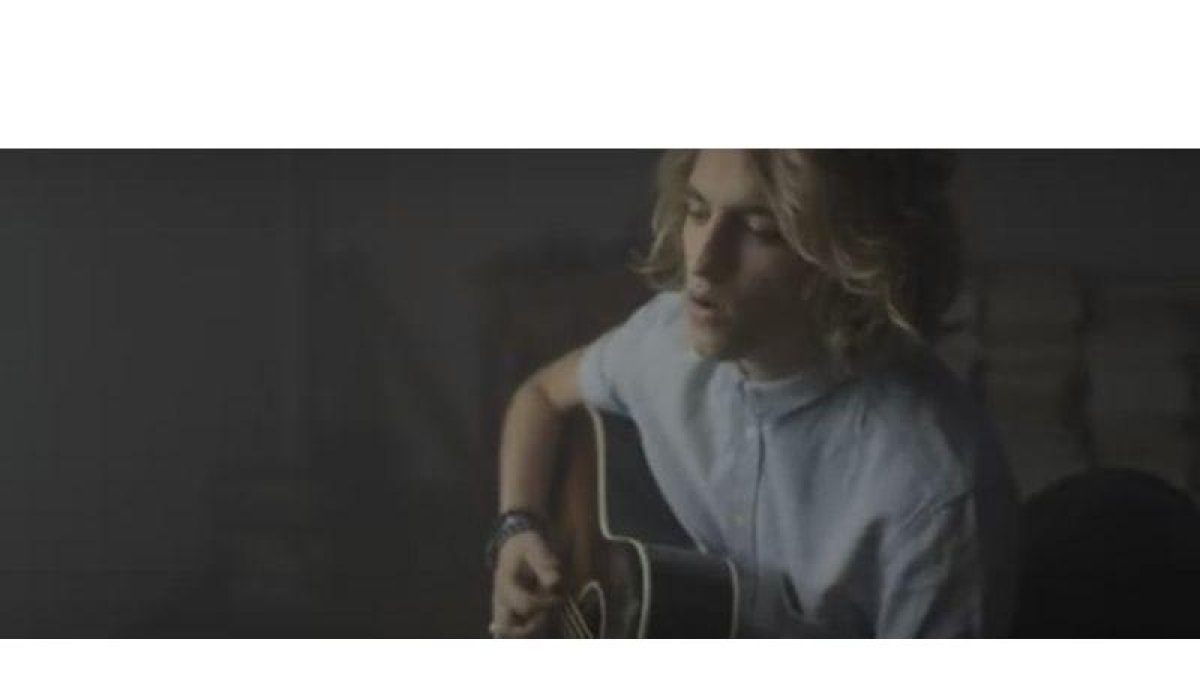 Manel Navarro, en un momento del videoclip de Keep on falling.-EL PERIÓDICO